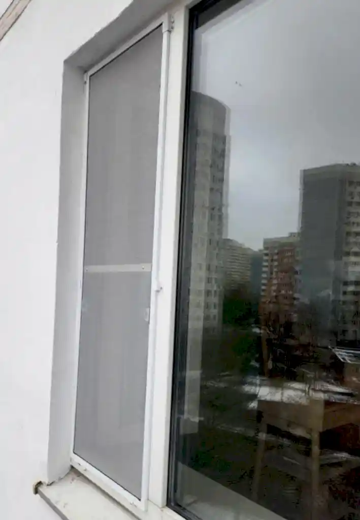 Москитная сетка антикошка, закреплённая с 4 сторон