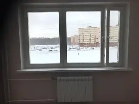 москитная сетка на деревянном окне