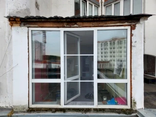 Москитная сетка из профиля Bauset на балконную дверь