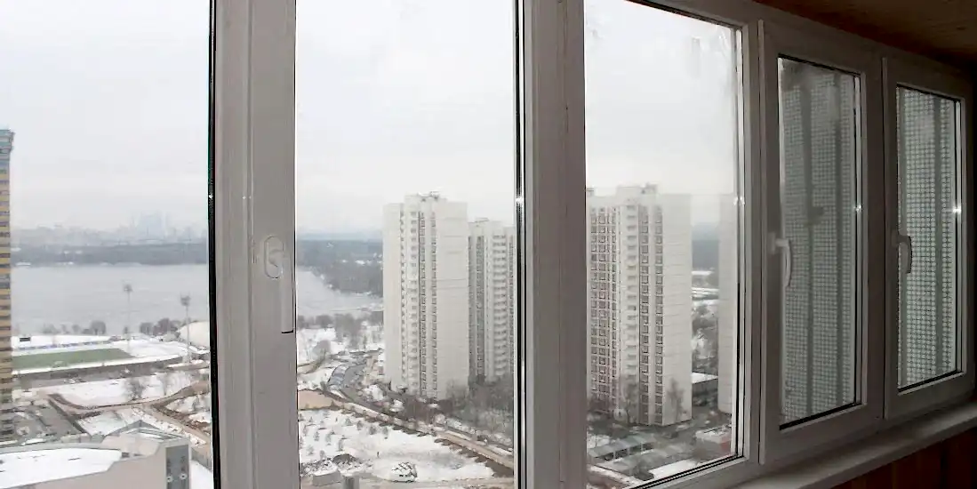 Остекление шестиметрового балкона окнами Рехау в панельном доме