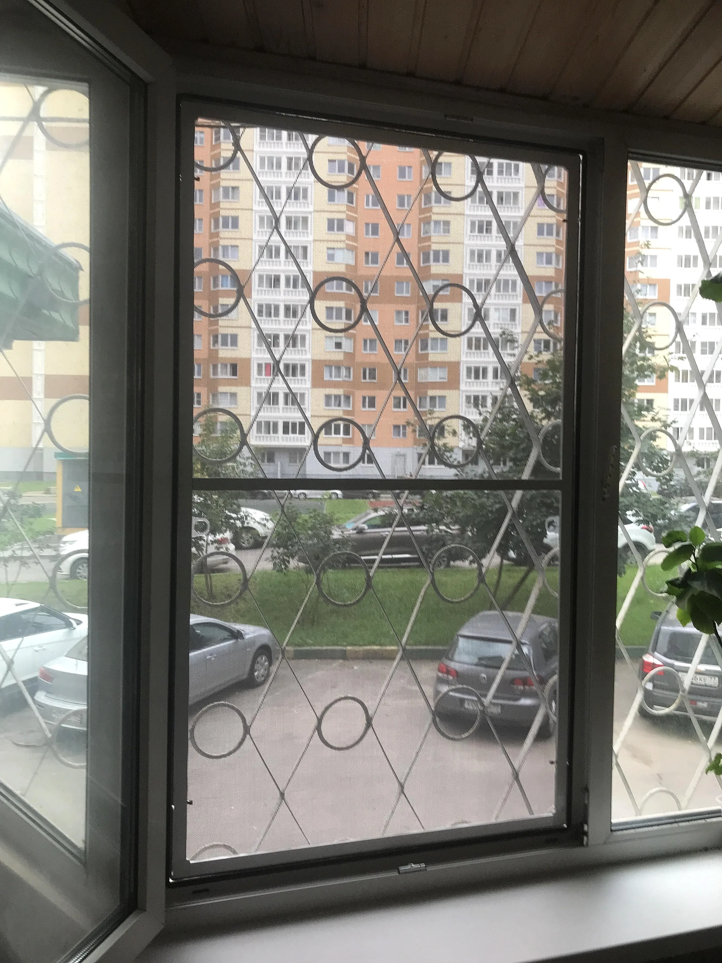 москитная сетка на плунжерных креплениях на окне с решетками