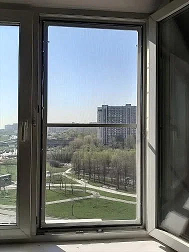 Москитная сетка на плунжерных креплениях