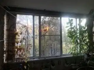 москитная сетка антикошка на раздвижных окнах с установленными жалюзи