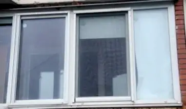 Рулонная москитная справа и сетка плиссе на теплом остеклении балкона.